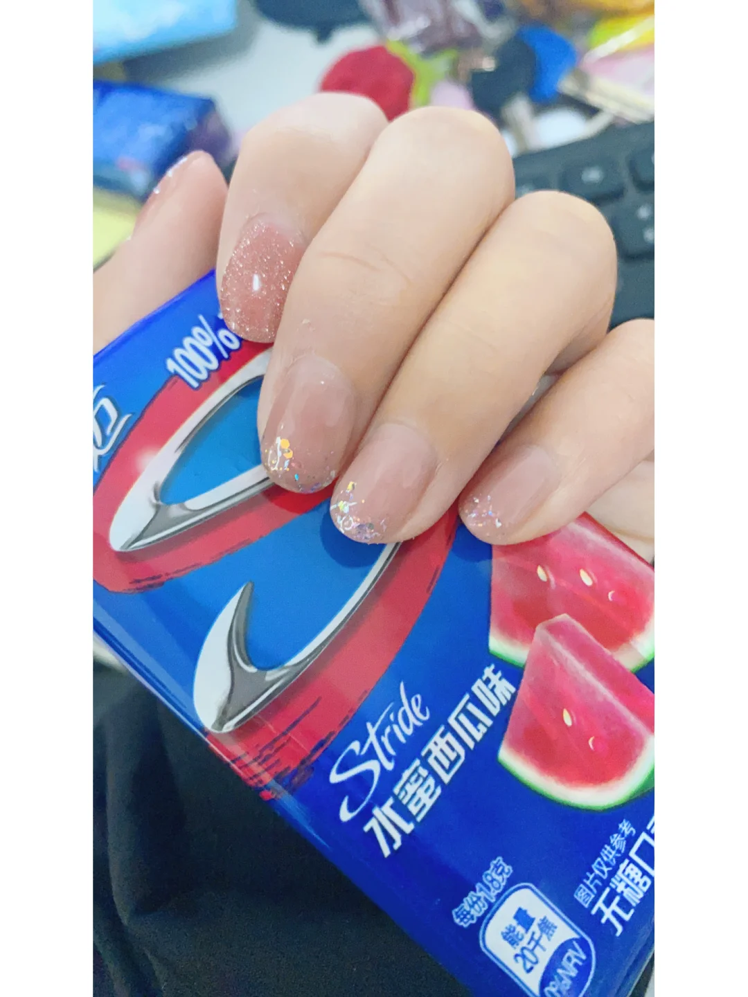 美甲跳色指的是什么_美甲跳色怎么搭配_亮片跳色美甲图片